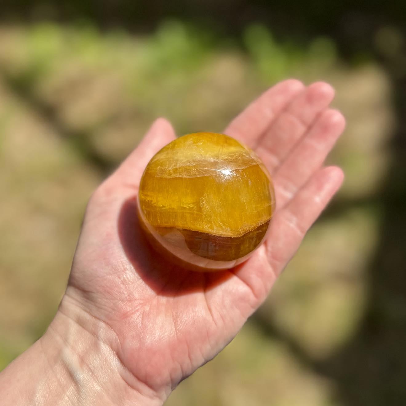 レア　高品質　マイカinイエローフローライト　スフィア 高品質の希少なイエロー フローライト マイカ スフィア *高品質、天然