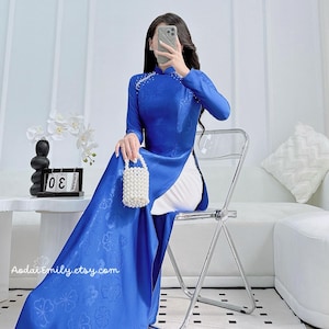 Safirblå ao dai med enkla kristaller och strass | áo dài Vietnam | Ao dai kvinnor | uniform ao dai | Inga byxor | 4D-siden | Madonnalilja