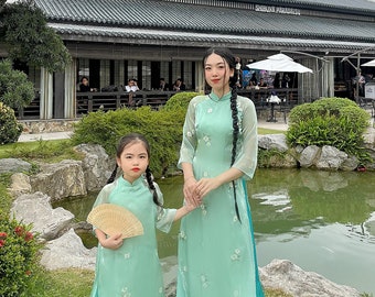 Conjunto moderno de Ao Dai con pantalones/Ao dai con flores de margaritas bordadas en verde/Ao dai prefabricado de Vietnam