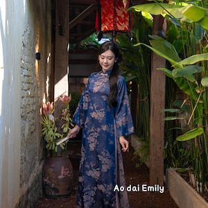 Dunkelblau/rosa Ao dai Gam mit Frühlingsblumen Muster | Vorgefertigt ao dai für Frauen | Mit rosa Hose|S-8XL| Goldene Glocke