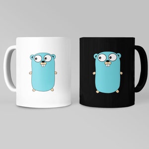 Pode incluir: Duas canecas de cerâmica com um mascote de gopher de desenho animado. Uma caneca é branca com um gopher azul, a outra é preta com um gopher azul.