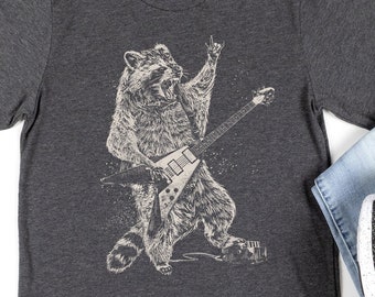 Koszulka z szopem Rockstar | Zabawna koszulka ze zwierzęciem | Koszulka z leśnym zwierzęciem | Koszulki z gitarzystą | Krótki rękaw z motywem retro rocka i metalu | Prezenty dla miłośników gitary