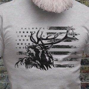 Camiseta de ciervo alce de EE. UU. / Camiseta de caza de ciervos / Camiseta de manga corta de cazador salvaje / Jersey de algodón para zonas silvestres / Idea de regalo para amantes de las actividades al aire libre de EE. UU. / Camiseta de acampada