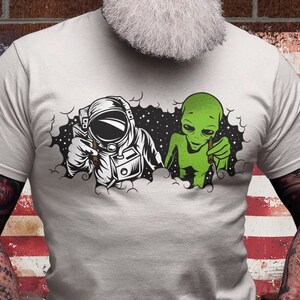 Chemise extraterrestre x astronaute | T-shirt interstitiel | Manches courtes pour l'espace | UFO rencontre le jersey de coton Astro | T-shirt céleste | Galactique mystique