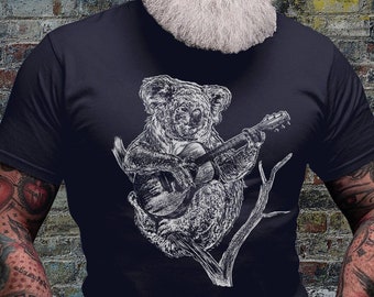 Puede incluir: Una camiseta negra con un gráfico blanco de un koala tocando la guitarra.