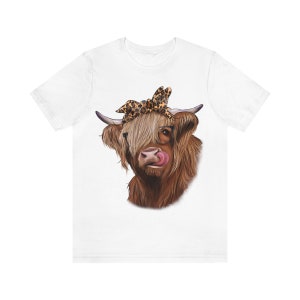 Camiseta de vaca de las Tierras Altas más linda / Camiseta de vaca de granja / Camiseta de vaca lamiendo / Idea de regalo encantadora para la vida en la granja / Jersey de algodón de manga corta con estampado de leopardo y vaca con banda imagen 7