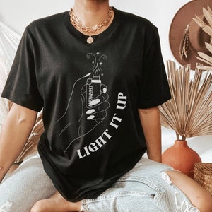 クレセント シティ T シャツ | ライト イット アップ プリント T シャツ | クレセント シティ グッズ *公式ライセンス* SJM グッズ | サラ J マース T シャツ