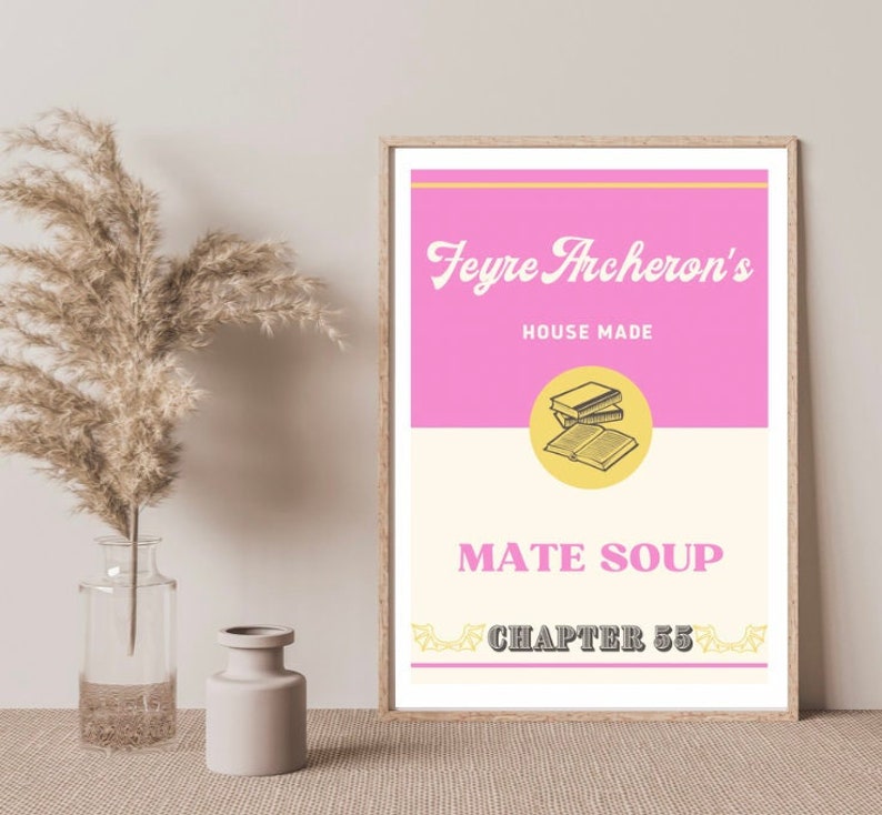 以下が含まれることがあります： 「Feyre Archeron's House Made Mate Soup Chapter 55」というテキストと、本の積み重ねのイラストが描かれたピンクと黄色の印刷可能なポスターです。
