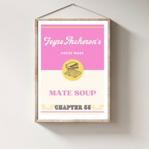 以下が含まれることがあります： 「Feyre Archeron's House Made Mate Soup Chapter 55」というテキストと、本を積み重ねた絵が描かれたピンクと白の印刷可能なポスターです。