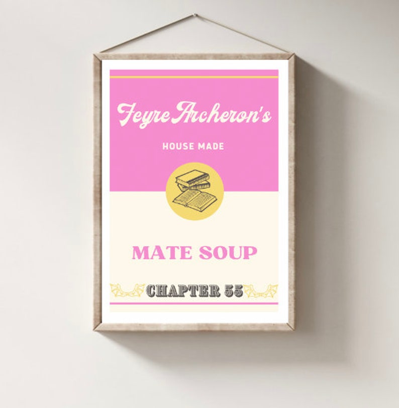 以下が含まれることがあります： 「Feyre Archeron's House Made Mate Soup Chapter 55」というテキストと、本を積み重ねた絵が描かれたピンクと白の印刷可能なポスターです。