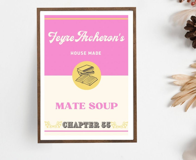 以下が含まれることがあります： ピンクと黄色のイラストが描かれたプリントで、"Feyre Archeron's House Made Mate Soup Chapter 55"というテキストが書かれています。イラストには、本が積み重ねられています。
