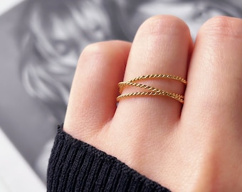 Gold Twist Ring, Triple Interlocked Ring Thin Stacking Ring, Dainty Rope Infinity Band Titanium Rolling Rings Minimalist Connecter Link Ring