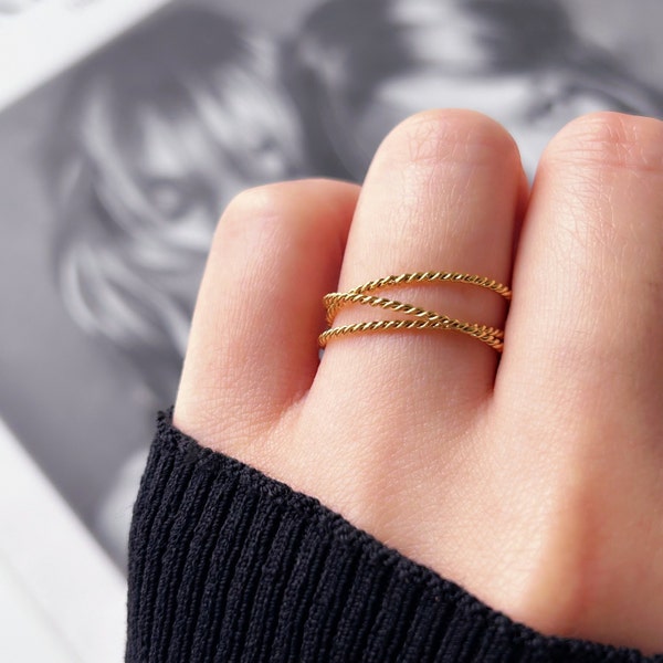 Gold Twist Ring, Triple Interlocked Ring Thin Stacking Ring, Dainty Rope Infinity Band Titanium Rolling Rings Minimalist Connecter Link Ring