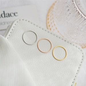 Anello d'oro ultra sottile, Anelli impilabili minimalisti, Anello Midi delicato, Fascia impilabile placcata oro 18k, Anello semplice extra sottile sottile da 0,5 mm immagine 4