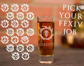 Puede incluir: Un vaso de chupito transparente lleno de líquido ámbar, grabado con un símbolo de trabajo de Final Fantasy XIV y el nombre "Garrett". Las palabras "PICK YOUR FFXIV JOB" están impresas a la derecha, y varios símbolos de trabajo se muestran a la izquierda.