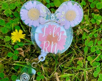 Carretel de distintivo personalizado da Minnie Mouse: porta-identidade em resina com flores prensadas