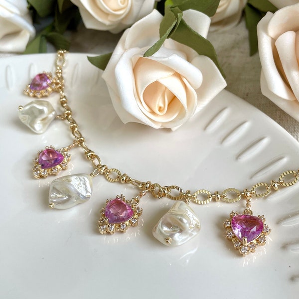 Collier EDITH en plaqué or 14 carats avec perles baroques d'eau douce et pierres précieuses roses incrustées de zircone cubique