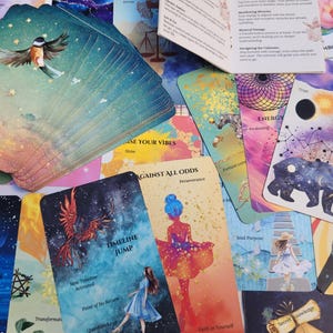 Könnte beinhalten: Eine Sammlung von Orakelkarten mit farbenfrohen Illustrationen und Text. Die Karten zeigen Bilder von Vögeln, Figuren und Himmelsdesigns. Texte auf den Karten enthalten Sätze wie "Divine Timing", "Against All Odds" und "Timeline Jump".