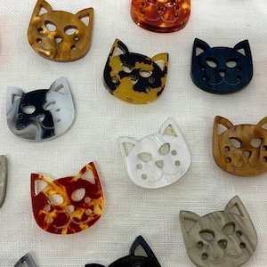 Puede incluir: Surtido de 12 botones de resina con forma de gato en varios colores y patrones, incluyendo negro, blanco, marrón y naranja.
