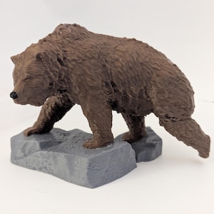 Urso pardo à caça - Estatueta de animal impressa em 3D