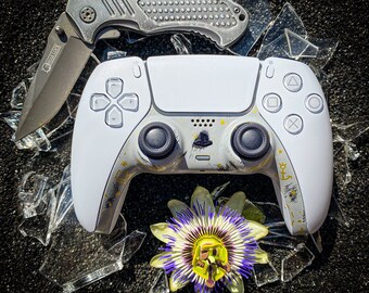Afslag11 . Custom faceplate voor de Playstation 5 controller - ‘Bad Karma’