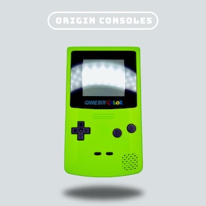 Puede incluir: Una consola de videojuegos portátil Game Boy Color de color verde brillante con una pantalla negra y botones. La consola tiene el texto "GAME BOY COLOR" y "Nintendo" impreso en ella.