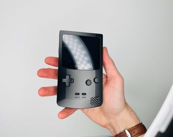 Consola Game Boy Color Boxy Pixel totalmente metálica en negro mate – Pantalla AMOLED laminada retroiluminada de 2,6" / Consola GBC modificada y completamente reacondicionada