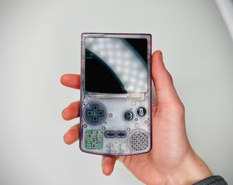 Game Boy Color color púrpura atómico — Pantalla AMOLED XL de 2,6" retroiluminada / Modificada y totalmente reacondicionada / Nintendo GBC auténtica