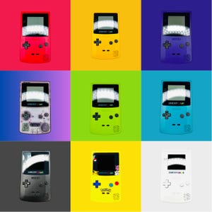 Könnte beinhalten: Neun verschiedene farbige Game Boy Color Handheld-Videospielkonsolen. Die Konsolen sind in einem 3x3-Raster angeordnet. Die Farben sind rot, gelb, grün, blau, lila, weiß, schwarz und zwei Gelbtöne.