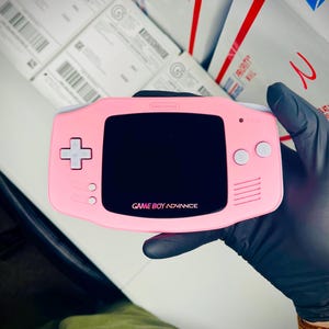 Roze GameBoy Advance: gelamineerd IPS-scherm met achtergrondverlichting | Gemoderniseerd en volledig gerenoveerd | Authentieke GBA
