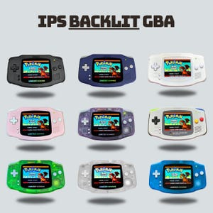 Może przedstawiać: Kolekcja dziewięciu konsol Game Boy Advance (GBA) z podświetlanymi ekranami IPS, każda w innym kolorze. Konsole wyświetlają grę Pokémon. Tekst "IPS BACKLIT GBA" znajduje się na górze.