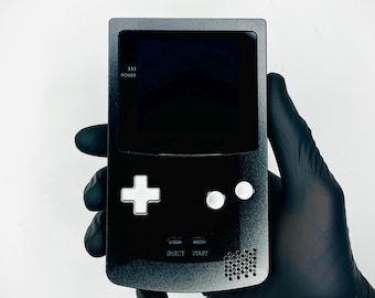 Consola GameBoy Color Pixel de diseño cuadrado – Totalmente metálica, color negro/plateado, pantalla OLED laminada, reacondicionada.