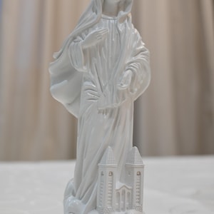statue of the Queen of Peace