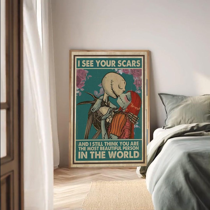 Puede incluir: Un p&oacute;ster enmarcado con Jack Skellington y Sally de The Nightmare Before Christmas. El fondo turquesa tiene el texto "I SEE YOUR SCARS" y "AND I STILL THINK YOU ARE THE MOST BEAUTIFUL PERSON IN THE WORLD". Los personajes se abrazan.