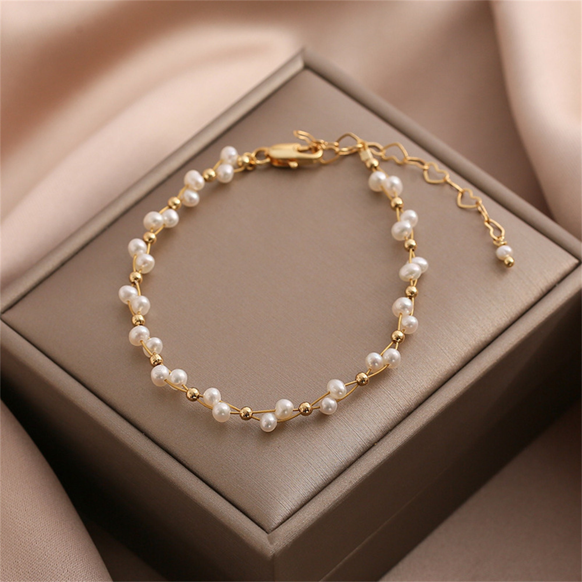 Glenmal 30 Pieces Pearl Bracelets for Women Wedding Bulk, Faux Bridal Pearl Bracelet Elastic Stretch Bracelet Bridesmaid Bracelets for Girls Bridal