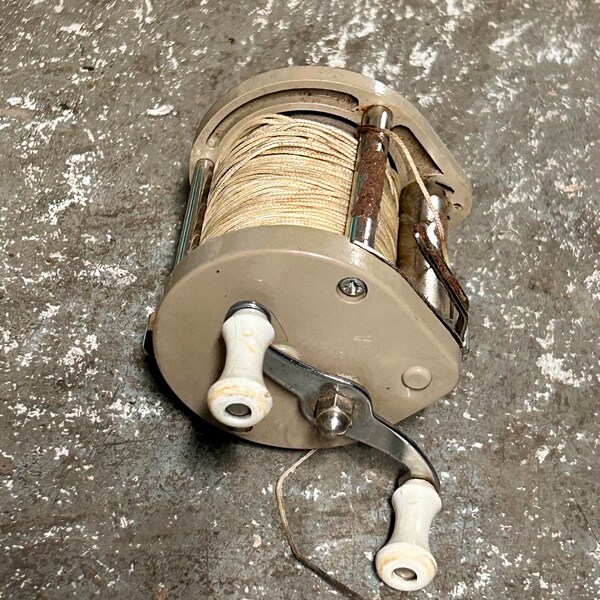 Vintage Ocean City 1581 Bait Visit,  Casting Fishing Reel