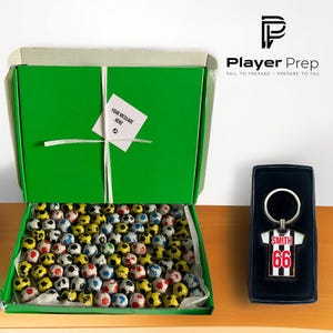 Geschenkbox mit Schoko Fußbällen. Schlüsselring optional. Diverse Farben. Personalisierbar.