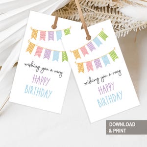 Puede incluir: Dos etiquetas blancas de regalo de cumpleaños con banderines coloridos y las palabras "wishing you a very HAPPY BIRTHDAY" en un estilo manuscrito. Las etiquetas tienen una cuerda marrón y una etiqueta "DOWNLOAD & PRINT".