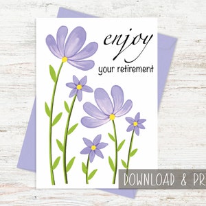 Puede incluir: Una tarjeta de felicitación blanca con una ilustración en acuarela de flores moradas con centros amarillos y tallos verdes. El texto de la tarjeta dice enjoy your retirement en fuente cursiva y sans-serif negra. Se incluye un sobre de color morado claro.