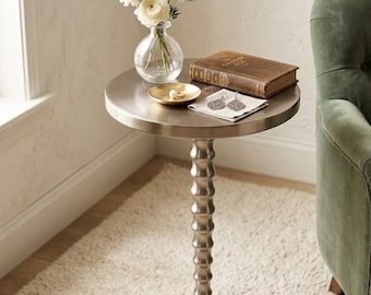 Mesa auxiliar moderna de aluminio hecha a mano con acabado negro.