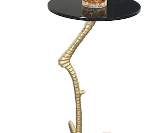Mesita auxiliar Flamingo de latón hecha a mano, con tapa de cristal negro.