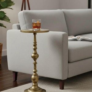 Mesa auxiliar redonda de metal con acabado de latón, mesa de centro moderna para bebidas.