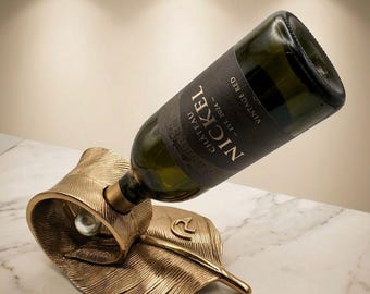 Soporte para botellas de vino de latón hecho a mano con forma de hoja: elegante accesorio de bar, decoración inspirada en la naturaleza.