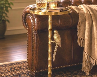 Messing bamboe bijzettafel met papegaaiaccent - luxe woonkamerinrichting