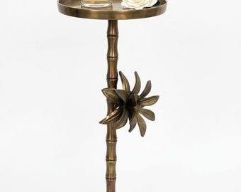 Mesa auxiliar decorativa floral de latón artesanal, mesa de bebidas con pedestal hecha a mano.