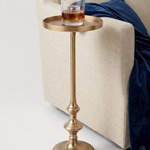 Puede incluir: Un letrero de madera hecho a mano con la palabra "Welcome" en un estilo manuscrito. El letrero está pintado de blanco con un acabado envejecido, y una pequeña hoja verde está adherida en la parte superior. Diseñado para uso interior o exterior.