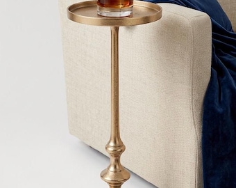 Mesa auxiliar de aluminio fundido hecha a mano: acabado en latón antiguo, ideal para decorar el hogar.