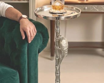 Mesita auxiliar de bambú niquelada con detalle de loro – Decoración de lujo para la sala de estar