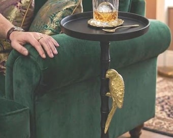 Mesa auxiliar de bambú negro con detalle de loro en latón – Decoración tropical para sala de estar