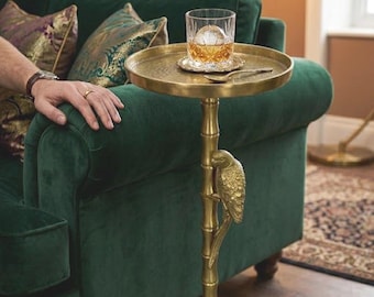 Mesa auxiliar de bambú de latón con detalle de loro: decoración de lujo para el salón